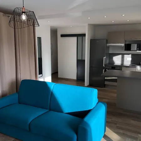 Spacieux Entierement Renove Apartment